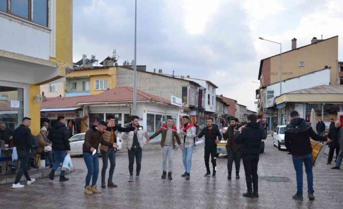 Erzincan’ın Tercan ilçesinde soğuk havaya aldırış etmeyen bir grup genç