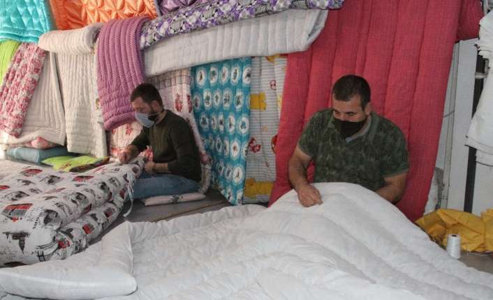 Erzincan’da unutulmaya yüz tutmuş yorgancılık mesleğinin son temsilcilerinden olan yarım