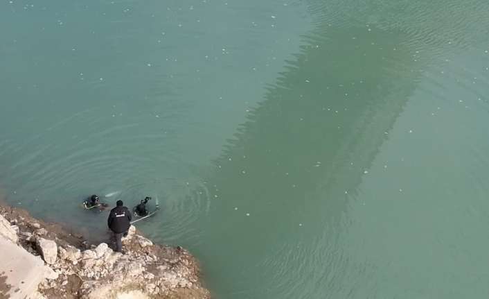 Erzincan’ın Kemaliye (Eğin) ilçesinde aracı tamamen yanmış halde bulunan kuyumcudan