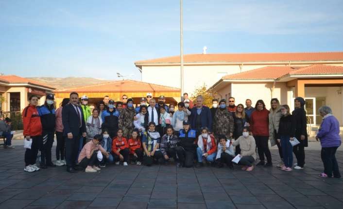 Erzincan’da bulunan özel öğrenciler, polisler ile bir araya gelerek keyifli