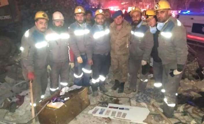 Enkazda buldukları para ve değerli eşyaları güvenlik güçlerine teslim ettiler Kütahya'dan Hatay'a desteğe giden maden işçileri, enkazdan onlarca kişiyi kurtarırken,