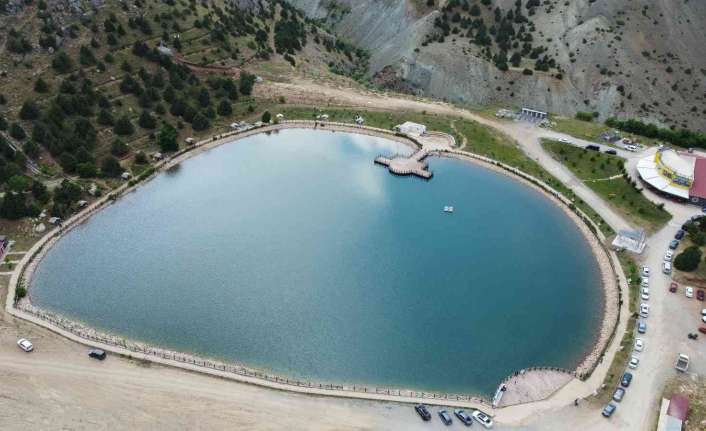 Erzincan’da bulunan Ergan Dağı kışın ayrı yazın ayrı güzelliğiyle misafirlerini