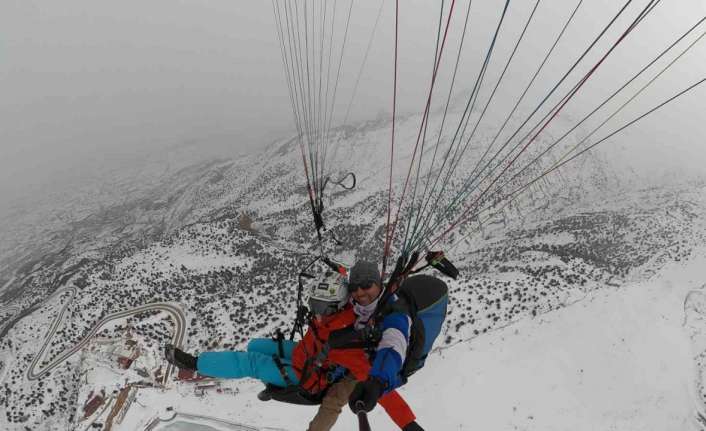 Erzincan’daki Ergan Dağı’na gelen baba kız, kayak ile yamaç paraşütünü