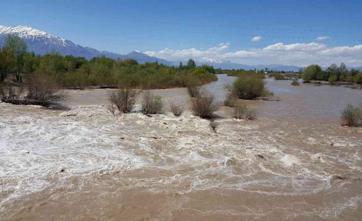 Erzincan’da baharın gelmesi, havaların iyice ısınmasıyla birlikte eriyen kar suları