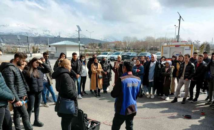 Erzincan İl Afet ve Acil Durum (AFAD) Müdürlüğü görevlileri, vatandaşlara