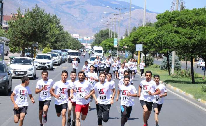 15 Temmuz Demokrasi Zaferi ve Şehitleri Anma Koşusu 15 kız,