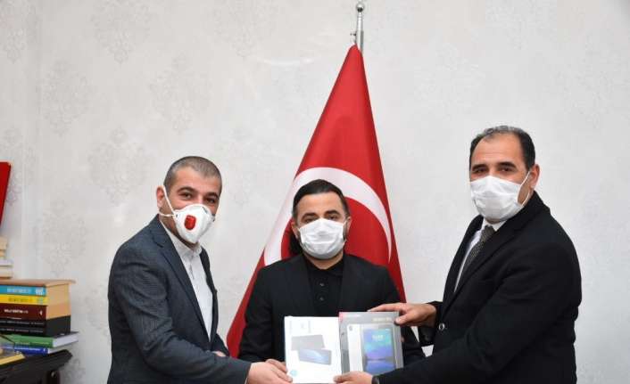 Erzincan Barosunca ihtiyaç sahibi öğrencilere hediye edilmek üzere 13 adet