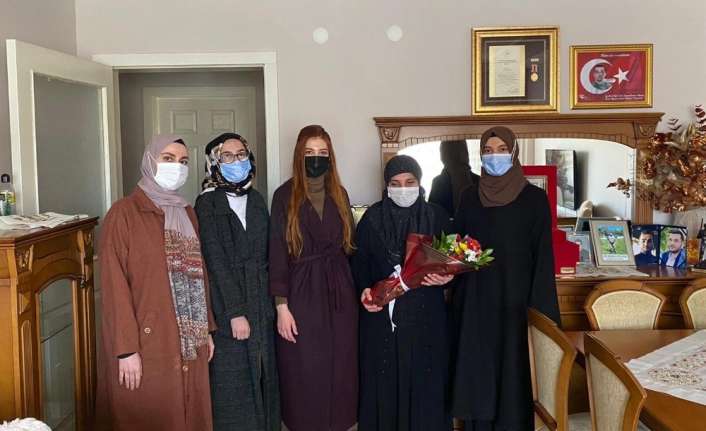 Erzincan Baro Başkanı Adem Aktürk, kadın avukatlarla birlikte şehit annelerini