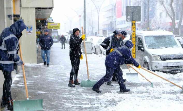 Erzincan güne karla uyandı.