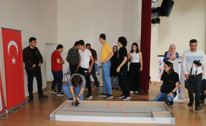 Erzincan Deneyap teknoloji atölyeleri ileri robotik proje şenliği düzenlendi Erzincan Gençlik Merkezi Deneyap Teknoloji Atölyelerinde kursiyer öğrenciler tarafından yapılan