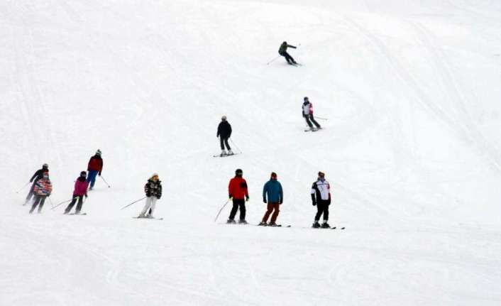 Erzincan’daki Ergan Dağı Kış Sporları Merkezi’nde kar kalınlığının yeterli seviyeye