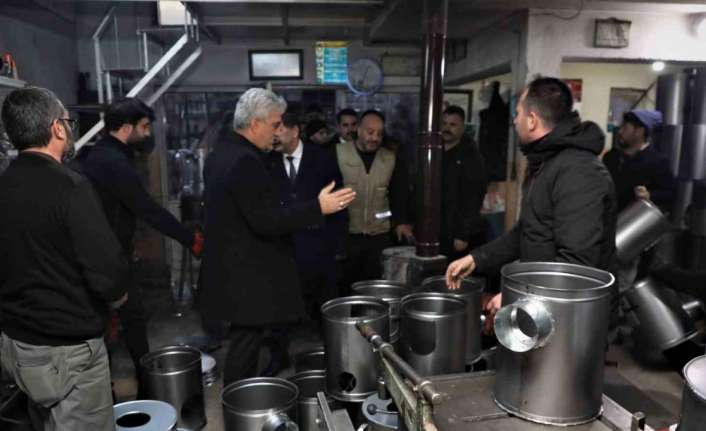 Erzincan’da depremzedelere destek için bir araya gelen marangozlar ve demirciler