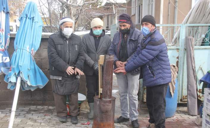 Doğu Anadolu Bölgesinde kar yağışının ardından soğuk hava etkisini artırdı.