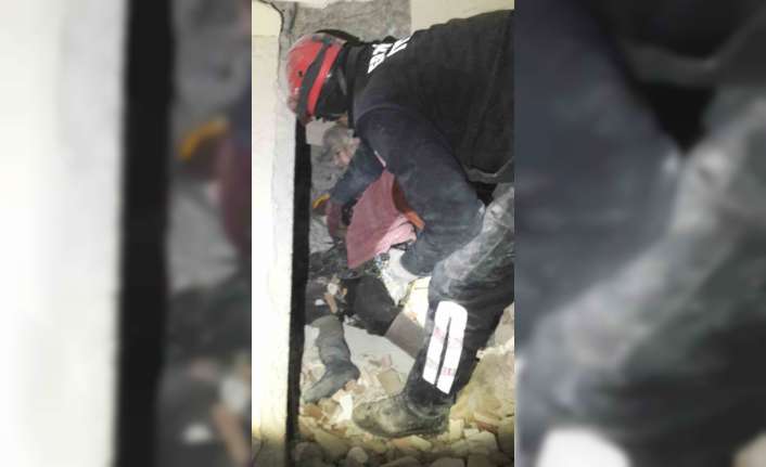 Erzincan Belediyesi Arama Kurtarma ekibi görev yerinde vatandaşlara yardım eli