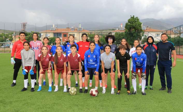 TFF kadınlar 2. Liginde mücadele eden Erzincan Gençlergücü kadın futbol