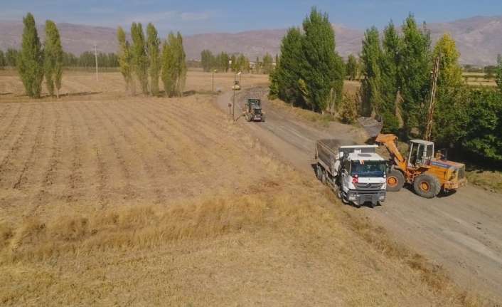 Erzincan Belediyesi Fen İşleri Müdürlüğü ekiplerince şehirde yürütülen yol bakım
