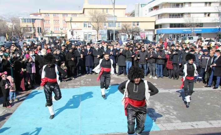 Erzincan’ın düşman işgalinden kurtuluşunun 104. yıldönümü münasebetiyle düzenlenen Erzincan Kültür