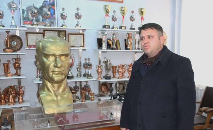 Tarihi Erzincan Lisesi’nde 1963 mezunlarının açtığı müzede Okul Müdürü İbrahim