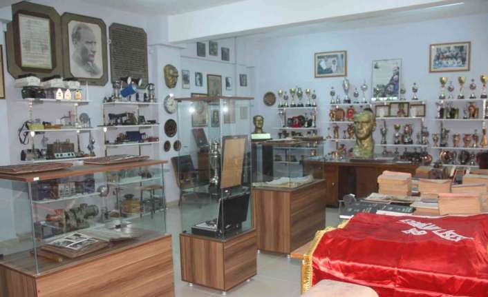 Tarihi Erzincan Lisesi’nde 1963 mezunlarının açtığı müzede Okul Müdürü İbrahim