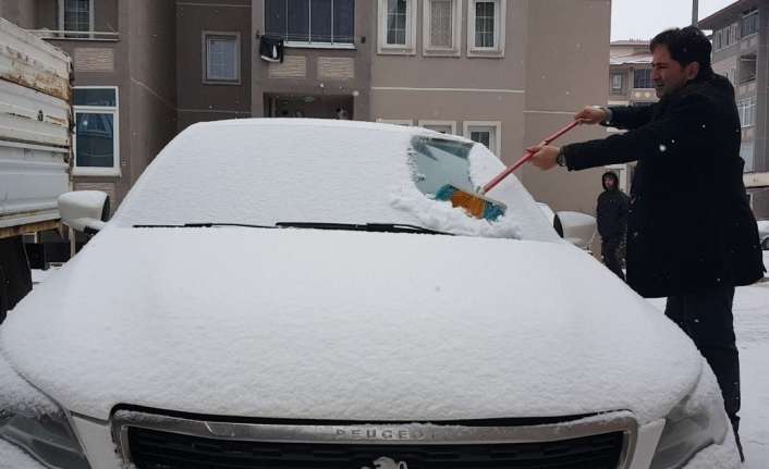 Erzincan’da kar yağışı etkili olmaya başladı.