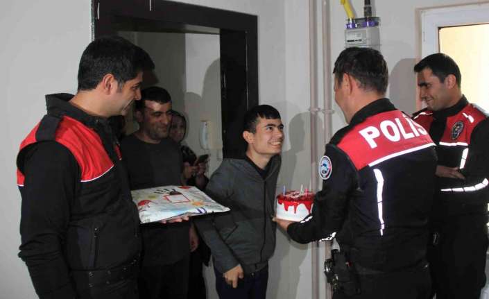Erzincan’da, engelli Canahmet Seçgin 16’ncı yaş gününü, polis ekipleri tarafından