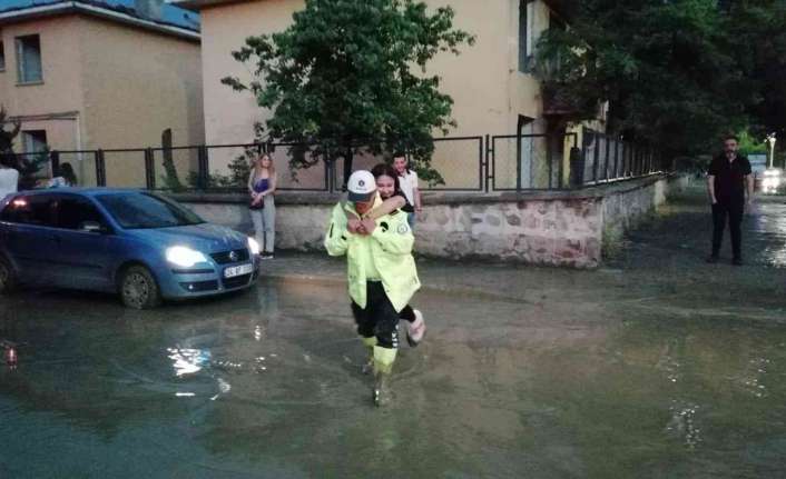 Sel afetinin yaşandığı Erzincan’da, polis ekipleri dur durak bilmeden günün