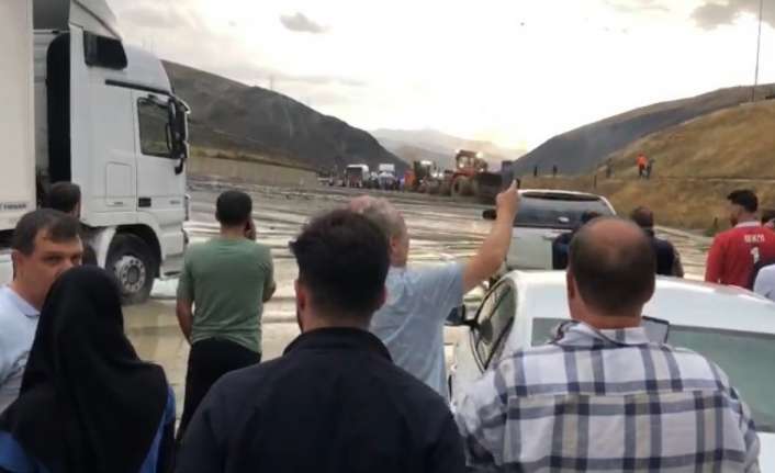 Erzincan-Sivas kara yolu heyelan nedeniyle ulaşıma kapandı.