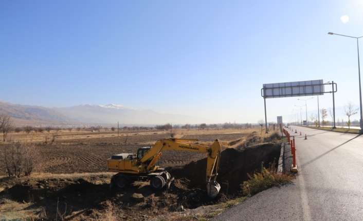 Erzincan Belediyesi Fen İşleri Müdürlüğü ekipleri Sivas karayolu 7. kilometrede