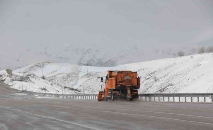 Erzincan şehir merkezinde aralıklı yağmur yağışı görülürken yüksek kesimlerde Mart