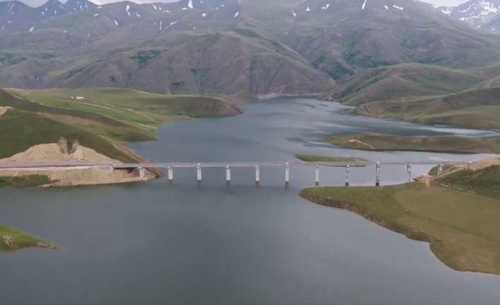 Erzincan’ın Çayırlı ilçesinde yapımı tamamlanan Turnaçayırı Barajı suyla dolmaya başladı.