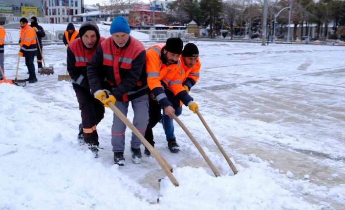 Erzincan güne karla uyandı.