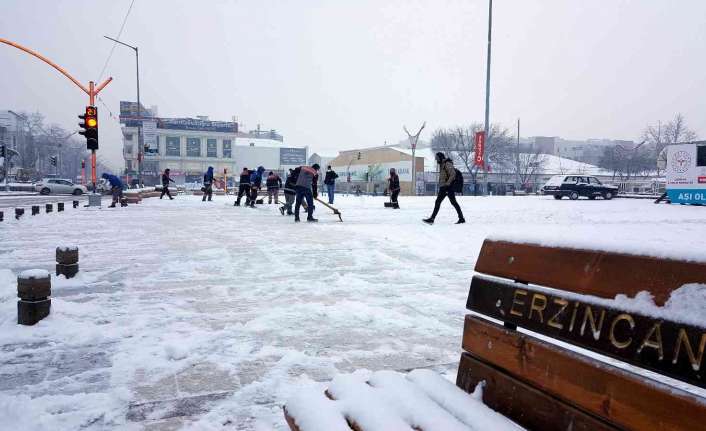 Erzincan kent merkezinde yaşayan vatandaşlar 2022 yılının ilk gününe lapa
