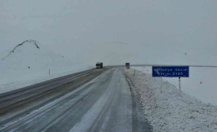 Erzincan’da gece saatlerinde etkili olan kar yağışı kenti beyaza bürüdü.
