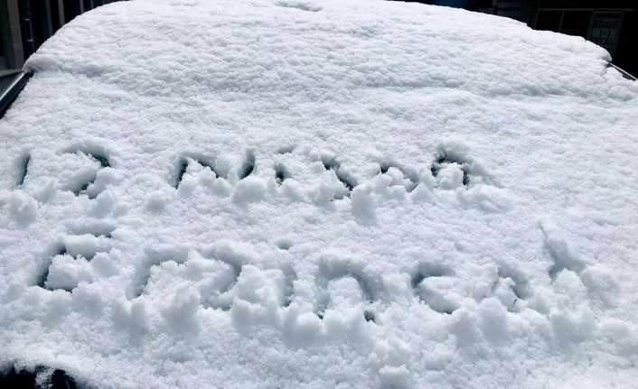 Erzincan’da gece saatlerinden itibaren etkili olan kar yağışı kentin yüksek