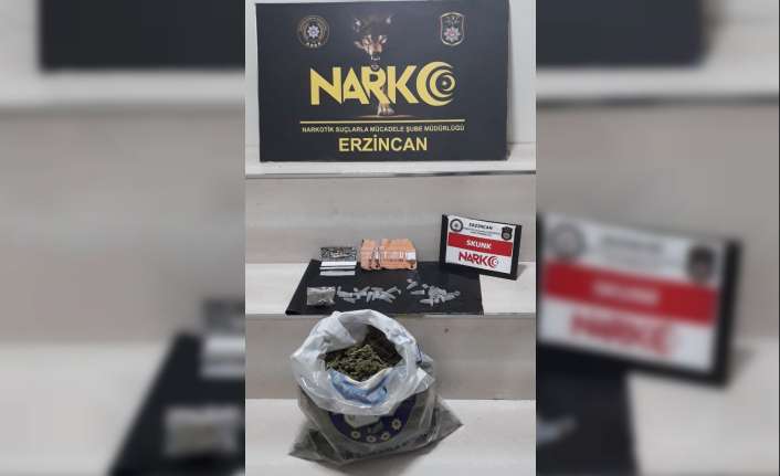 Erzincan’da polisin yaptığı yol uygulamasında 1 kilo 700 gram skunk