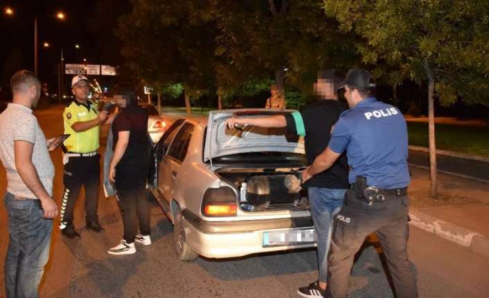 Erzincan il genelinde asayiş uygulaması gerçekleştirildi. Uygulamalarda, 10 araç sürücüsüne