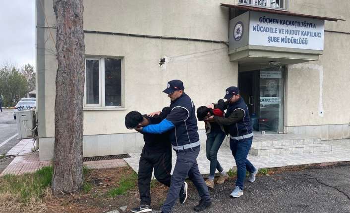 KAÇAK GÖÇMENLERİ TAŞIYAN 2 TAKSİ ŞÖFORÜ TUTUKLANDI