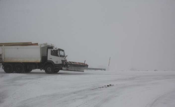 Yüksek kesimlerde kar ve tipinin etkili olduğu Erzincan’da 14 köy