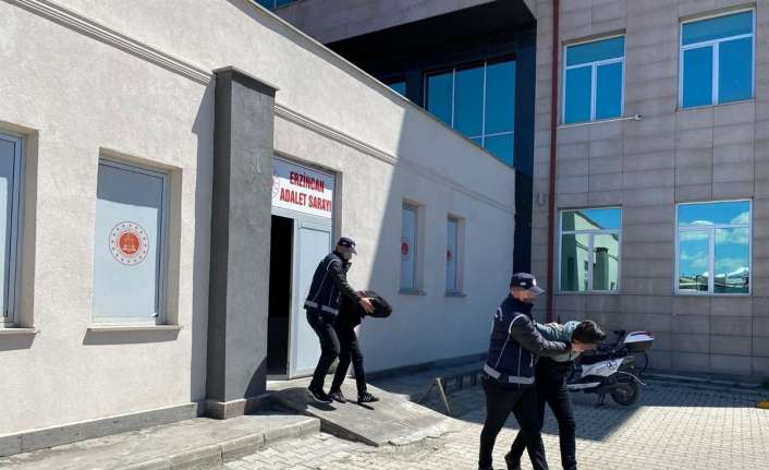 ERZİNCAN’DA BİR ARAÇ İÇERİSİNDE YAŞLARI KÜÇÜK 2 KAÇAK GÖÇMEN YAKALANIRKEN