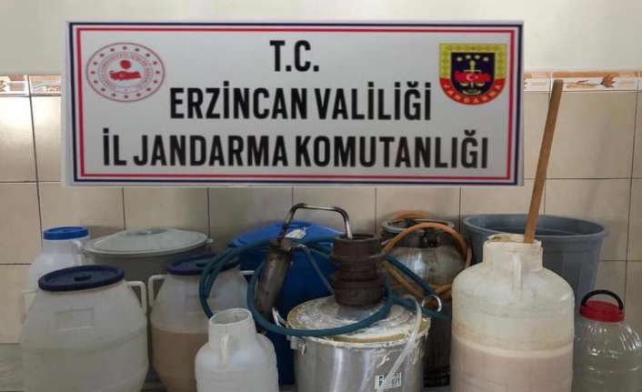 Erzincan’da jandarma ekiplerinin düzenlediği operasyonda 205 litre sahte ve kaçak
