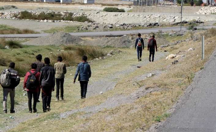 Erzincan’ın Refahiye ilçesinde Afganistan ve Pakistan uyruklu 27 kaçak göçmen