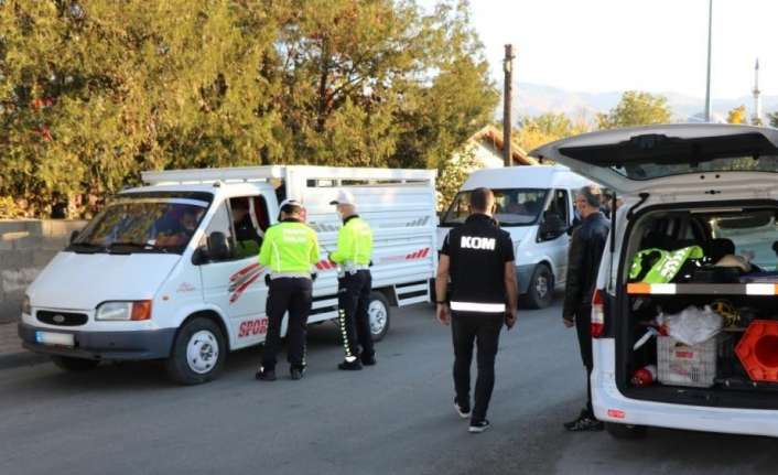 ERZİNCAN İL GENELİNDE GERÇEKLEŞTİRİLEN ASAYİŞ UYGULAMASINDA 29 ARAÇ SÜRÜCÜSÜNE TOPLAMDA