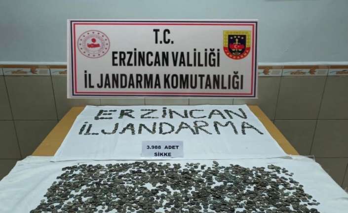 Erzincan’ın Üzümlü ilçesinde 3 bin 988 adet sikke ele geçirildi.