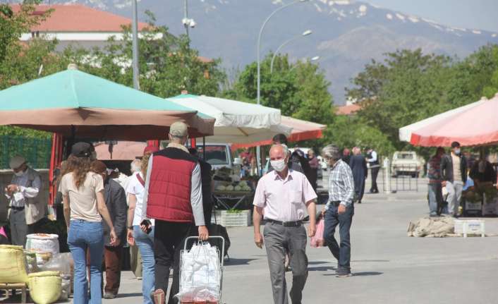 Erzincan’da bu cumartesi günü 3 yerde semt pazarı kuruldu. Pazarcı