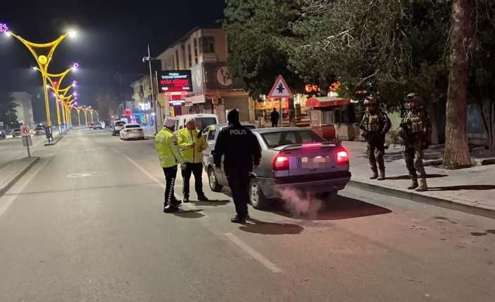 Erzincan’da polis ekiplerince il genelinde asayiş uygulaması gerçekleştirildi. Uygulamalarda, 36