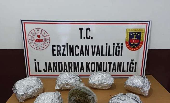 Erzincan İl Jandarma Komutanlığı ekiplerince yolcu otobüsünde seyahat eden bir