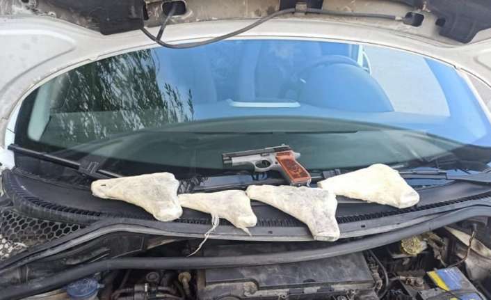 Erzincan’da uygulama noktasında durdurulan bir araçta 5 adet ruhsatsız tabanca