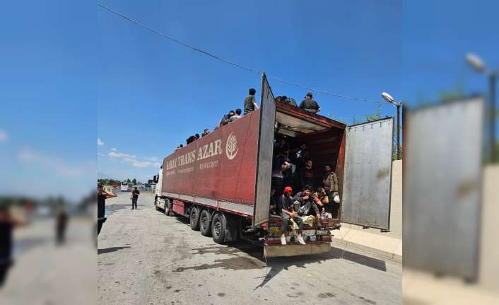 Erzincan'da 64 Afgan Uyruklu kaçak göçmen yakalandı! Erzincan’da tırın dorsesinde elektronik eşyaların arasına gizlenen 64 Afgan uyruklu