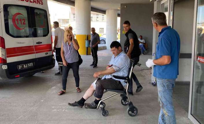 Erzincan’da kurbanlık keserken kendini yaralayan acemi kasaplar koşarak hastanelere gitti.