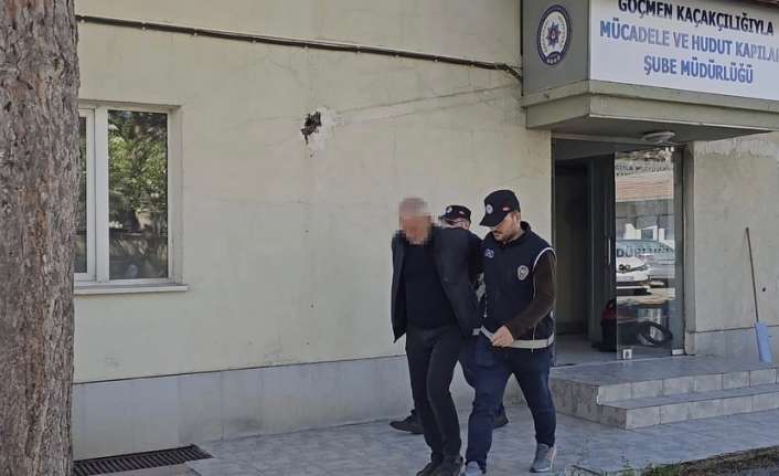 ERZİNCAN’DA POLİS EKİPLERİNİN DURDURDUĞU BİR ARAÇ İÇERİSİNDE 8 KAÇAK GÖÇMEN